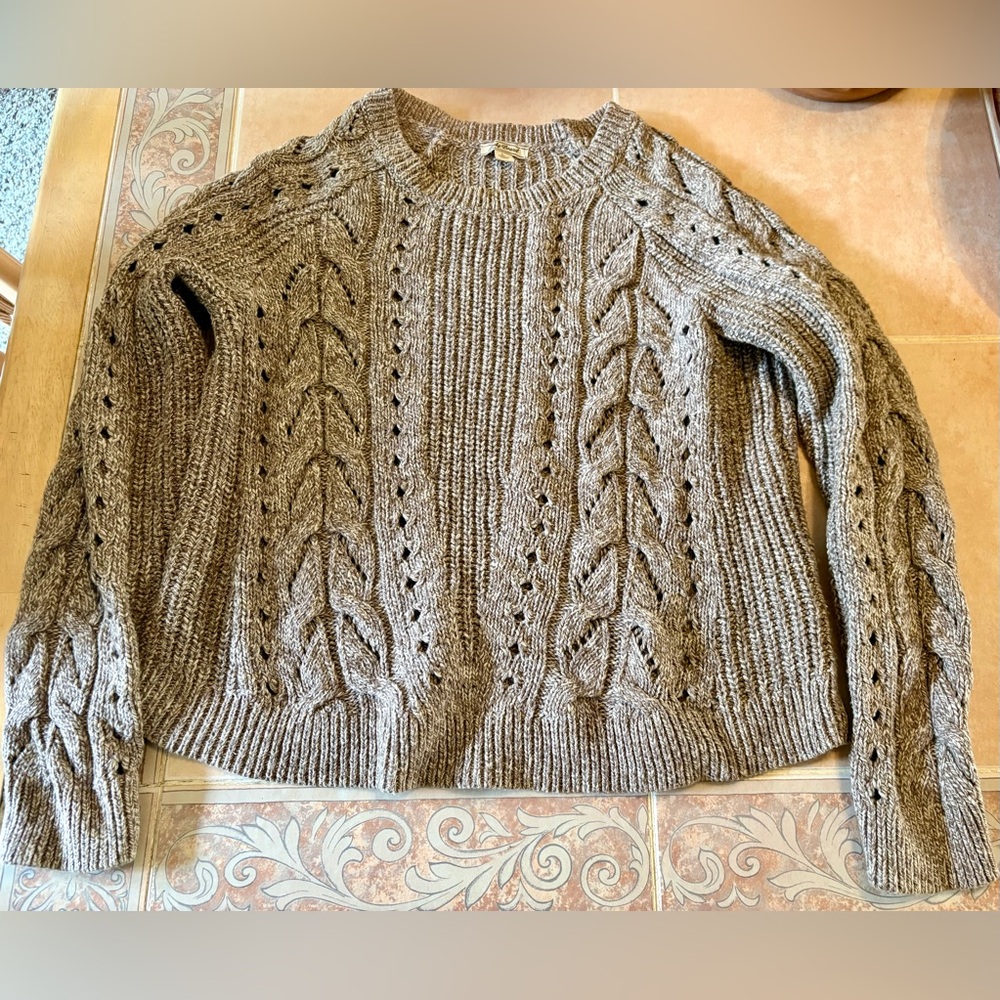 Lucky Brand Cable Knit Sweater in Gray and White in Excellent Condition!!!